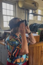 Betty met een VR-bril op tijdens de Dag van de Bouw